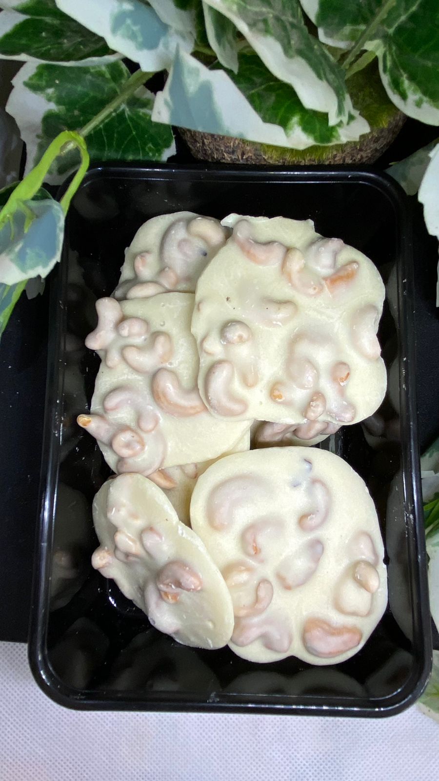 WhatsApp-Image-2025-07-11-at-6.15.48-PM-1.jpeg White roasted cashew chocolate (Belgium)